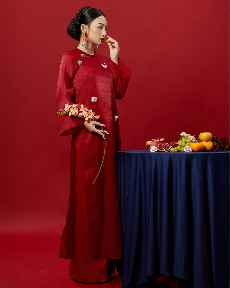 ảnh gái xinh cầm hoa mặc áo dài