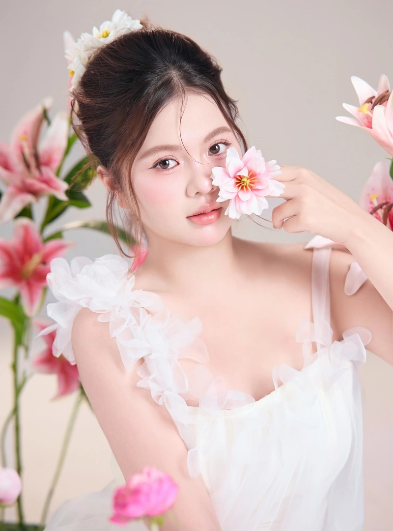 ảnh gái xinh cầm hoa nhỏ