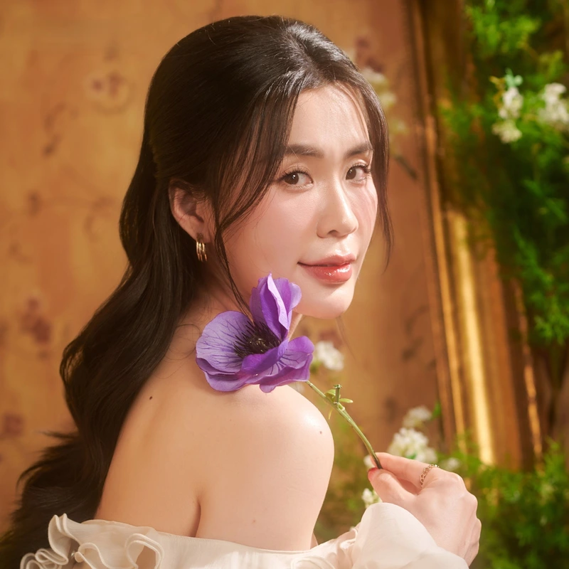 ảnh gái xinh cầm hoa tím