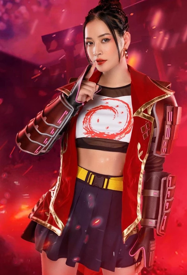 ảnh gái xinh cosplay Free Fire ánh sáng rực rỡ