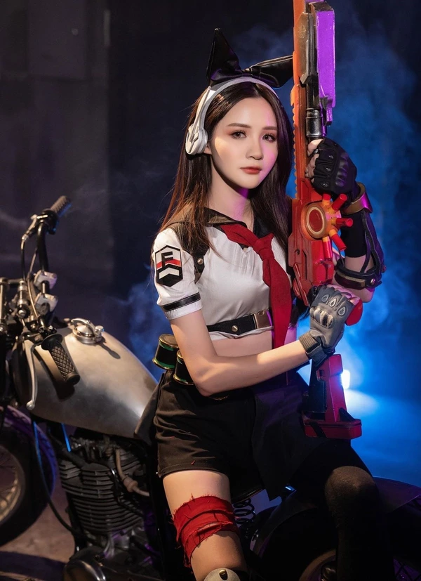 ảnh gái xinh cosplay Free Fire phong cách chiến đấu