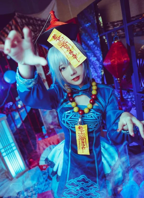 ảnh gái xinh cosplay Free Fire với ánh sáng neon