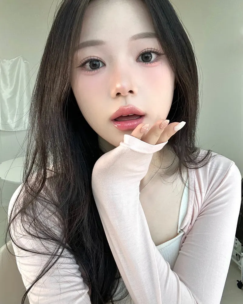 ảnh gái xinh da trắng chống lạnh