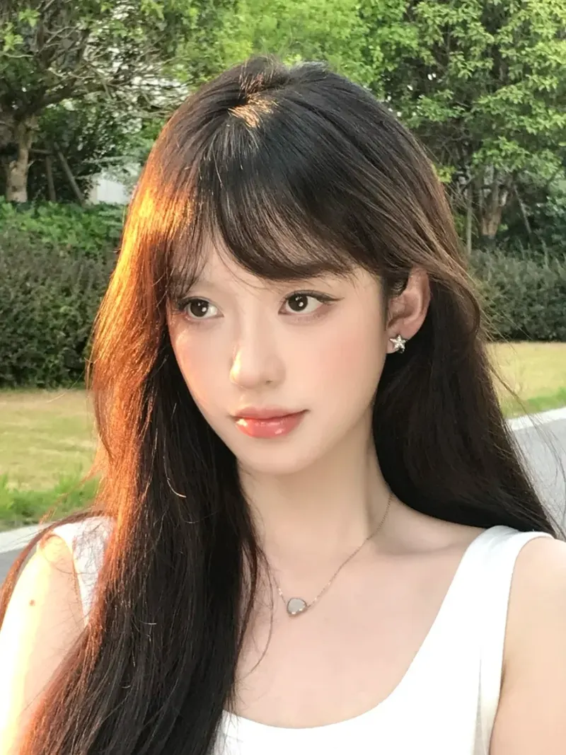 ảnh gái xinh da trắng liếc mắt