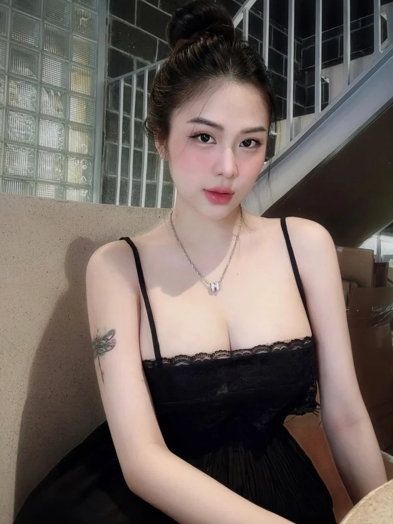 anh gái xinh damdang mặc áo 2 dây