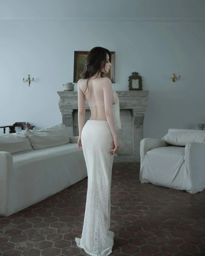 ảnh gái xinh khiêu gợi váy lụa mềm mại