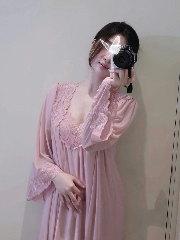 ảnh gái xinh khoác váy ngủ lụa hồng