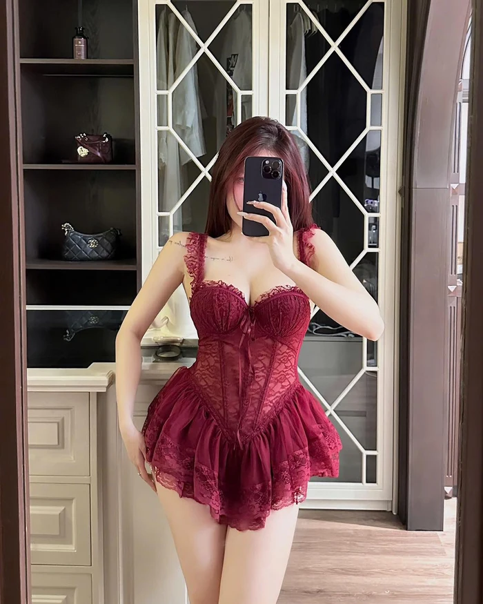 ảnh gái xinh mặc váy ngủ ánh sáng mờ