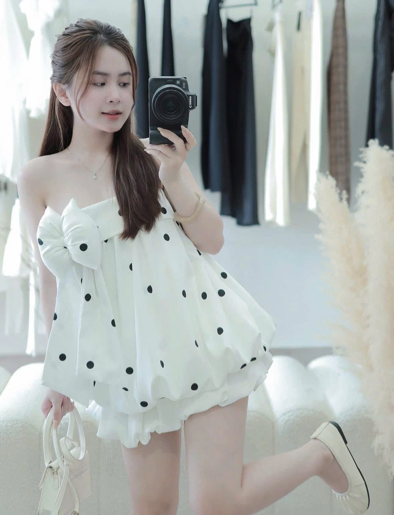 ảnh gái xinh mặc váy trắng chấm bi
