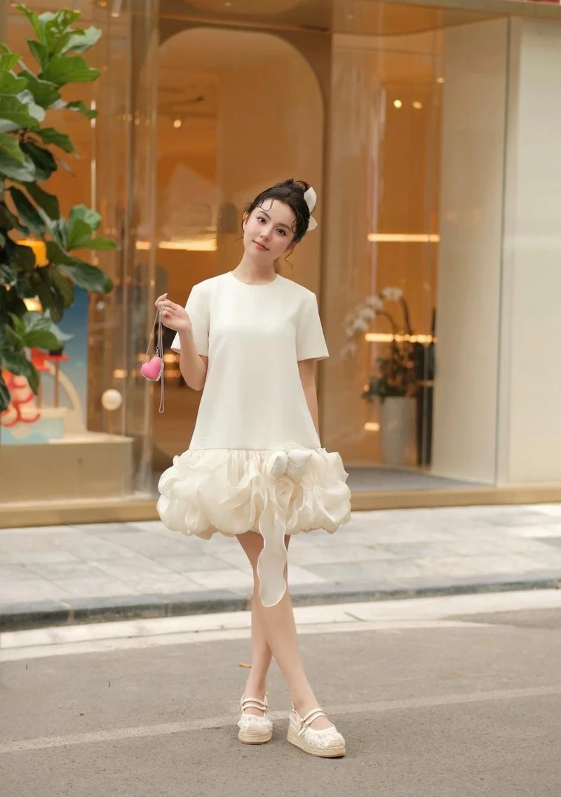 ảnh gái xinh mặc váy trắng hoa