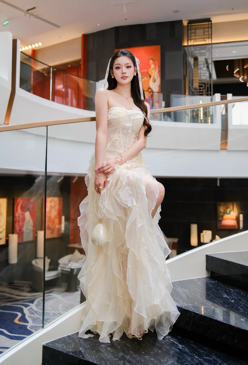 ảnh gái xinh mặc váy trắng tà dài