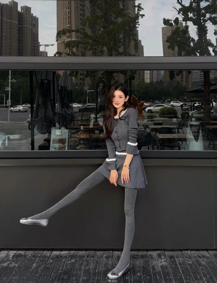 cách mặc quần tất với váy