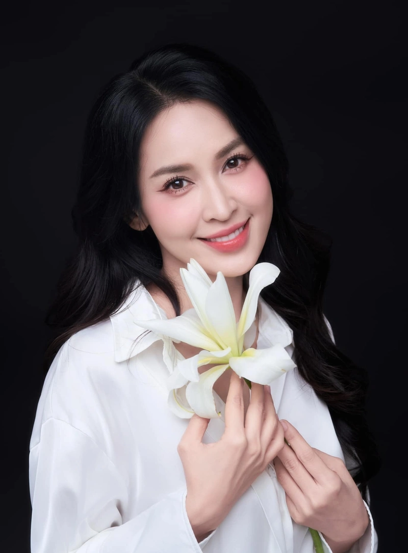 chị gái cầm hoa