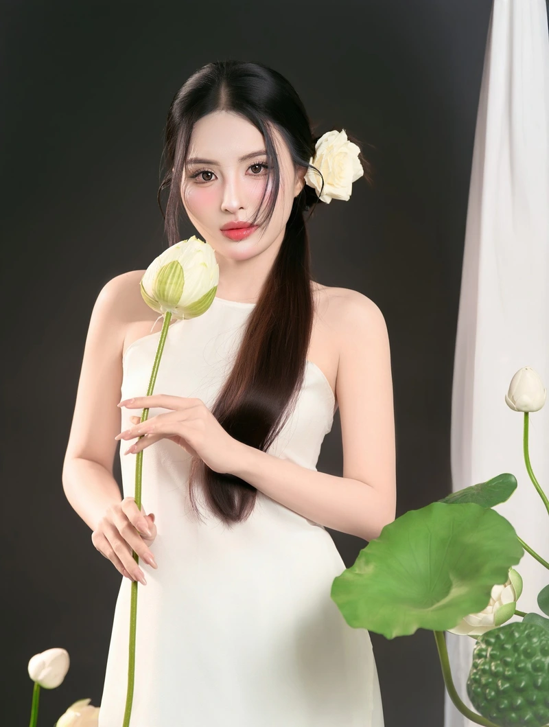 cô gái cầm hoa sen