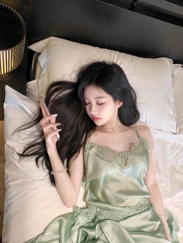 cô gái xinh nghiêng đầu trong váy ngủ tinh khôi