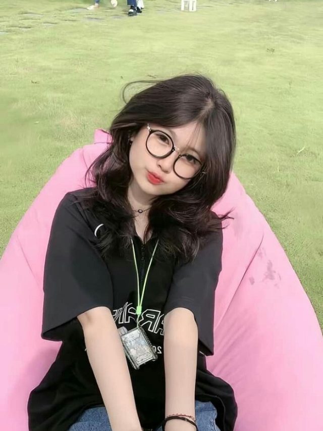 gái cute đeo kính