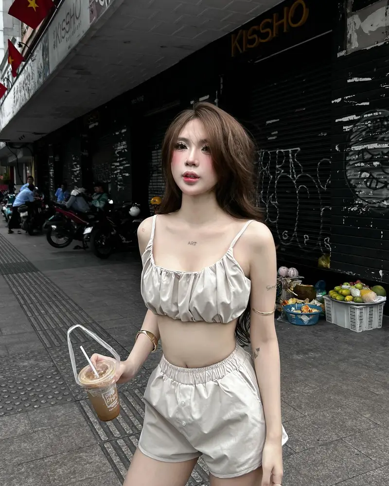 gái đẹp mặc áo 2 dây