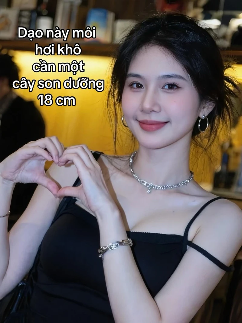 gái mặc áo 2 dây