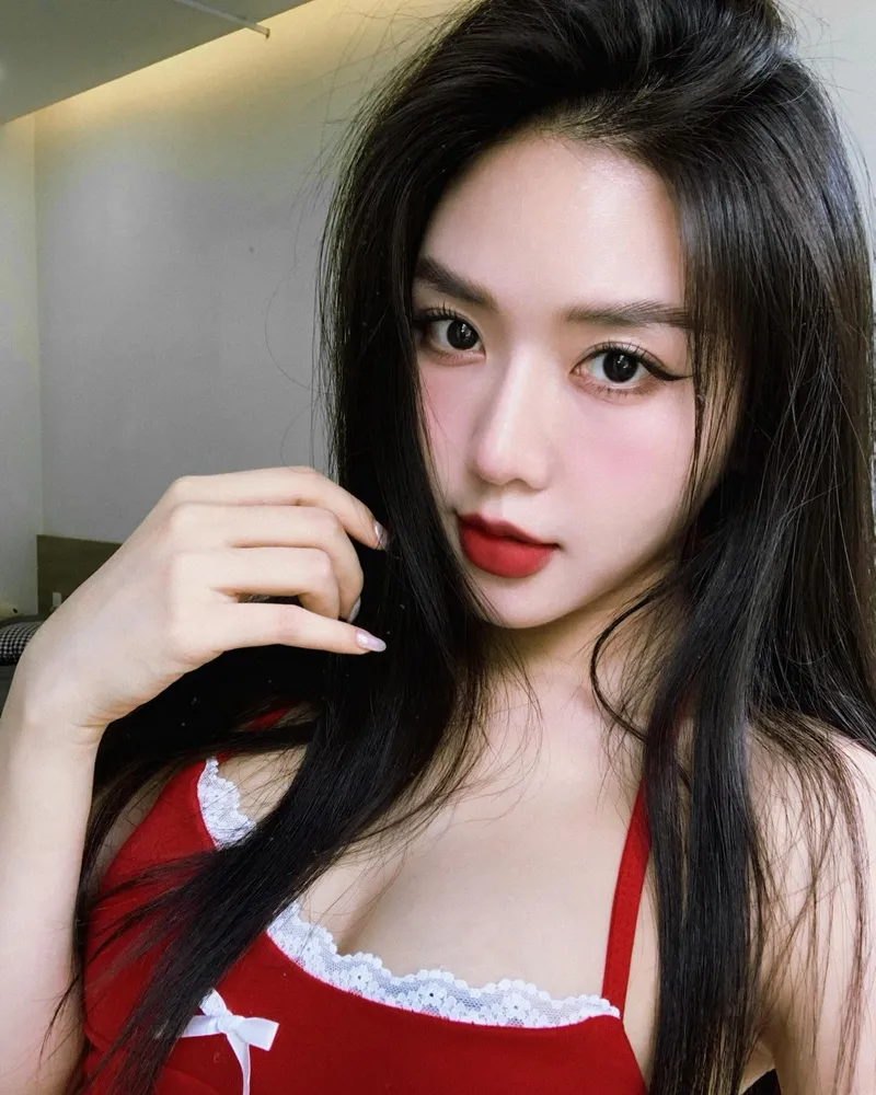 gái mặc áo hai dây