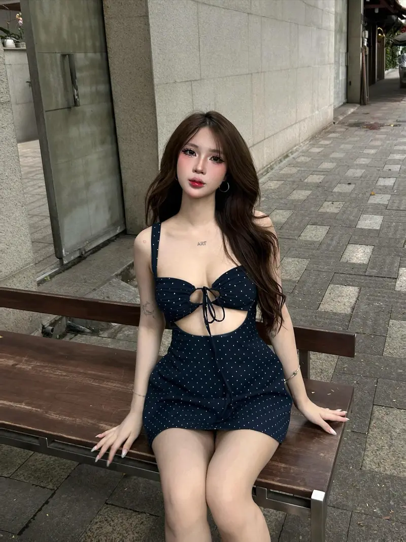 gái múp mặc váy 2 dây