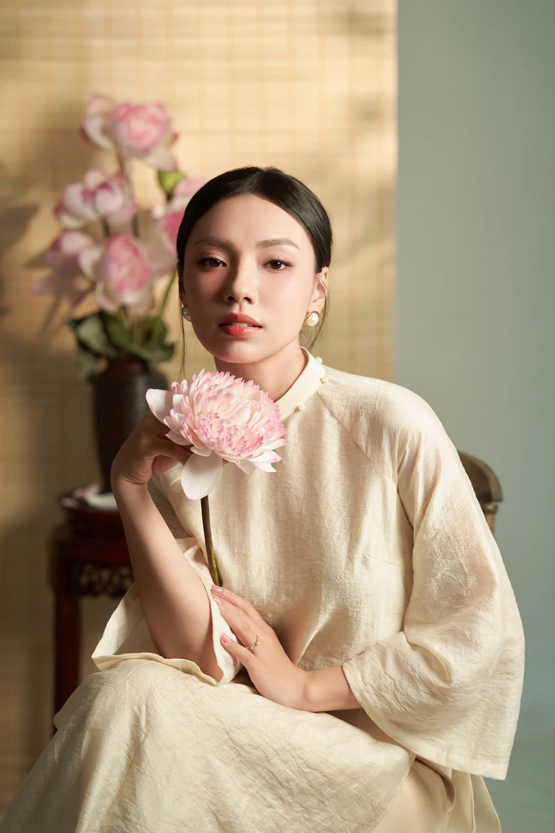 gái việt cầm hoa