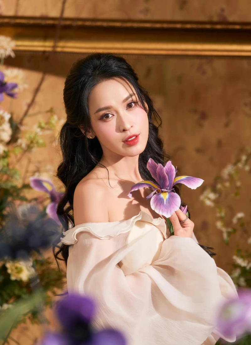 gái xinh cầm hoa tươi