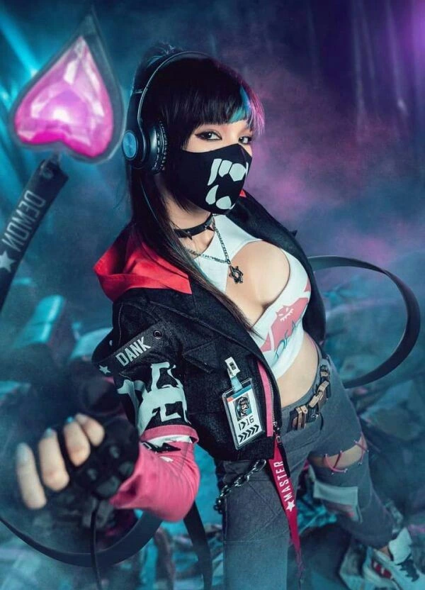 gái xinh cosplay Free Fire chụp concept chiến binh