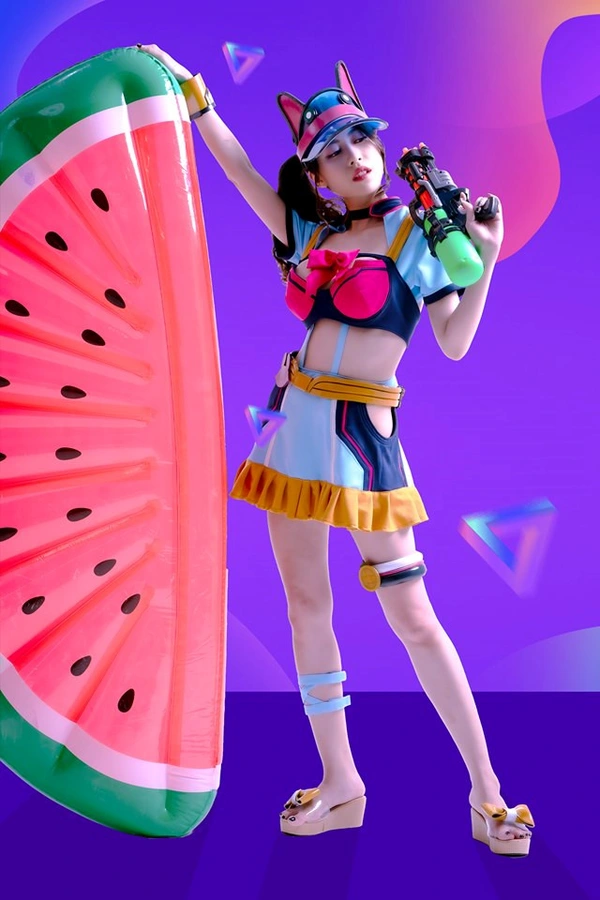 gái xinh cosplay Free Fire giữa khung cảnh game