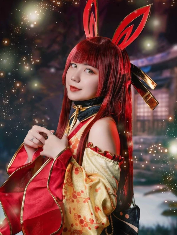 gái xinh cosplay Free Fire giữa sân khấu sự kiện