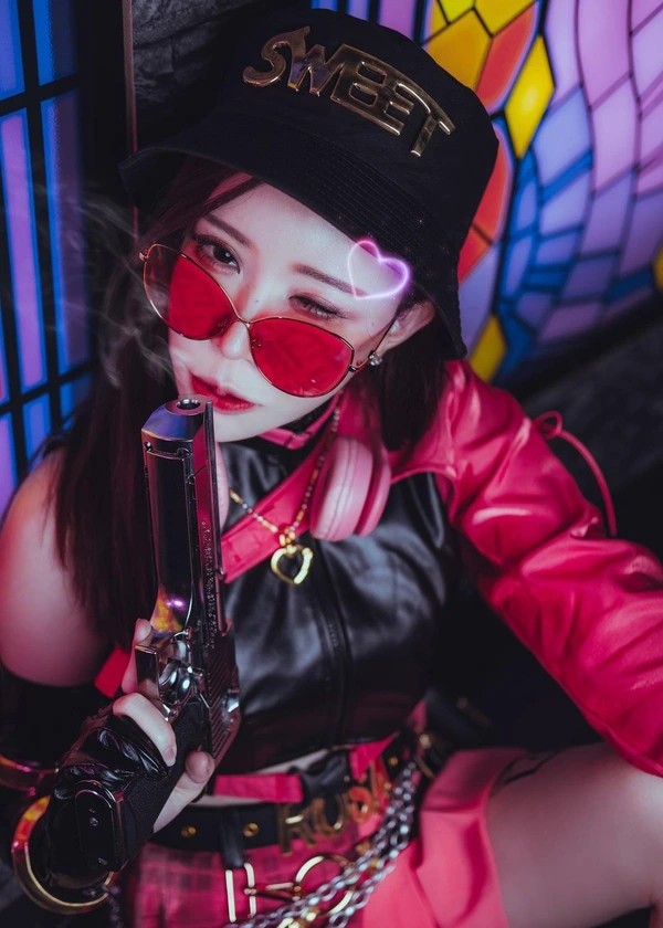 gái xinh cosplay Free Fire trang phục đỏ nổi bật