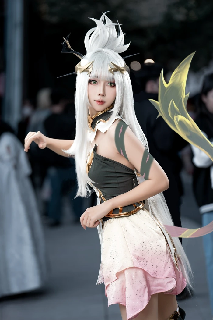 gái xinh cosplay liên quân mobile tóc trắng