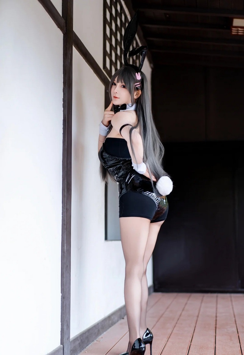 gái xinh cosplay thỏ đen