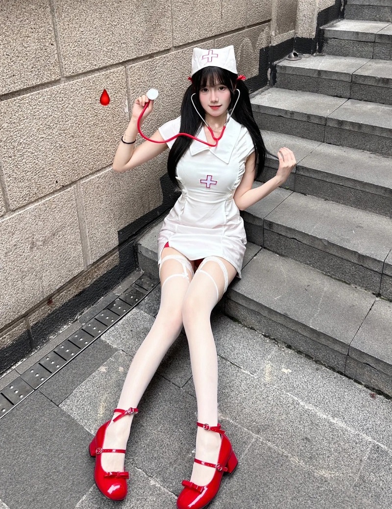 gái xinh cosplay y tá