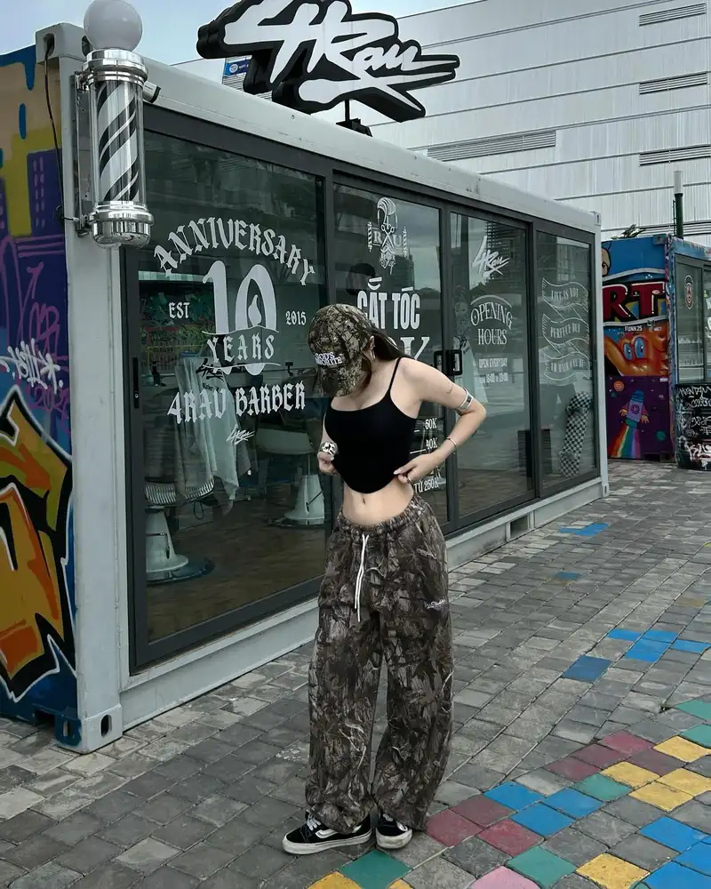 gái xinh mặc áo 2 dây che mặt