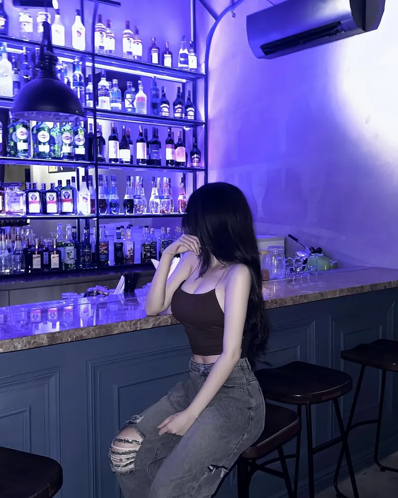 gái xinh mặc áo 2 dây che mặt bằng tóc