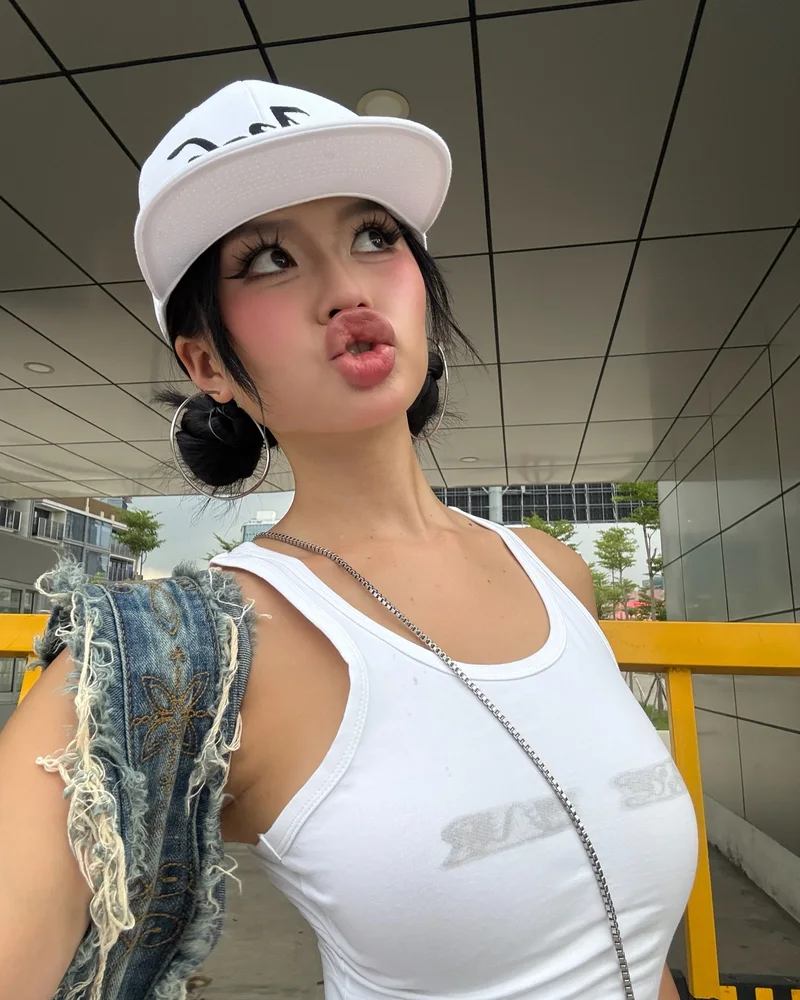 gái xinh mặc áo 2 dây chu mỏ