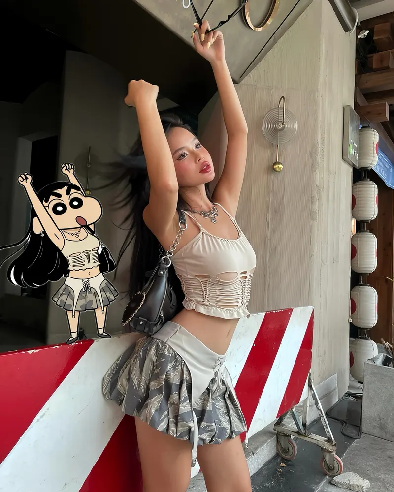 gái xinh mặc áo 2 dây dáng luột