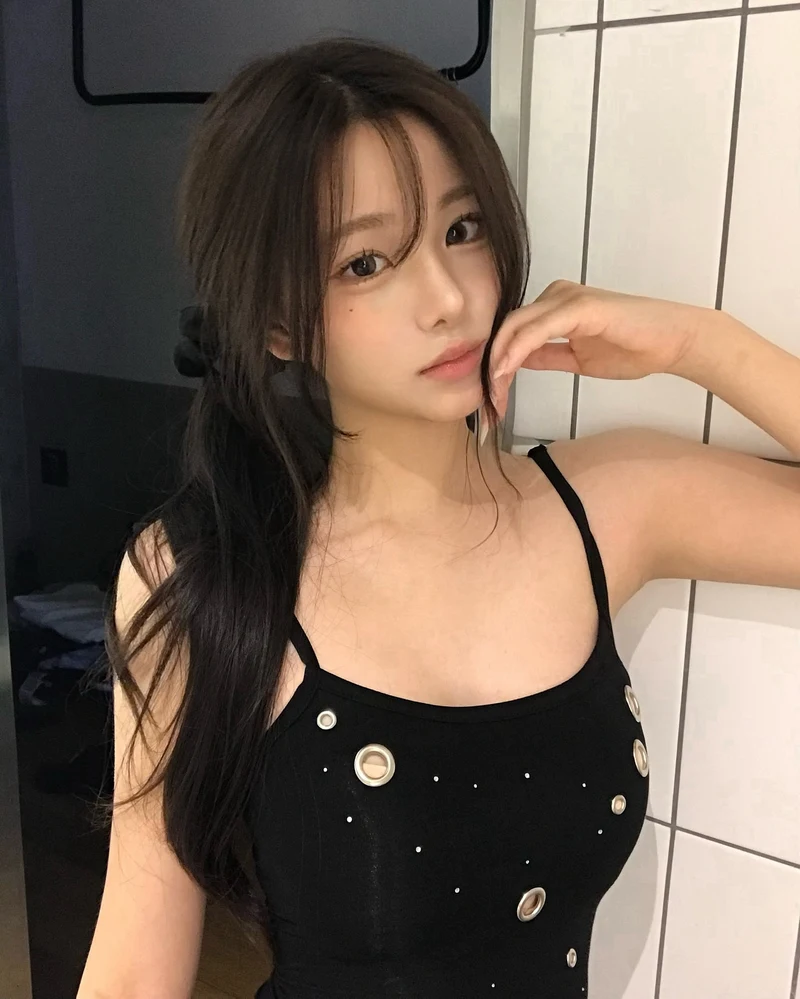 gái xinh mặc áo 2 dây đen