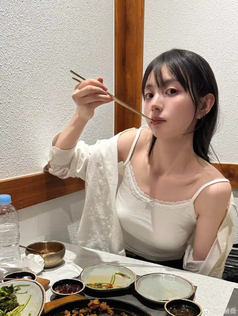 gái xinh mặc áo 2 dây đi ăn