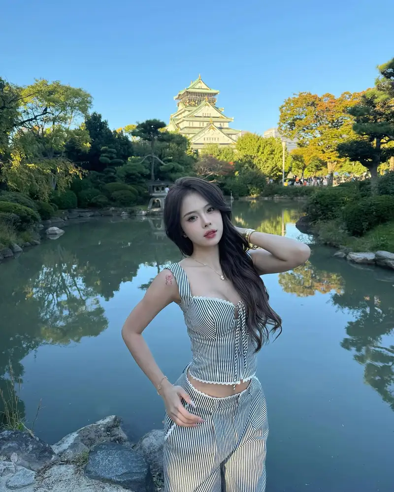 gái xinh mặc áo 2 dây đi tắm