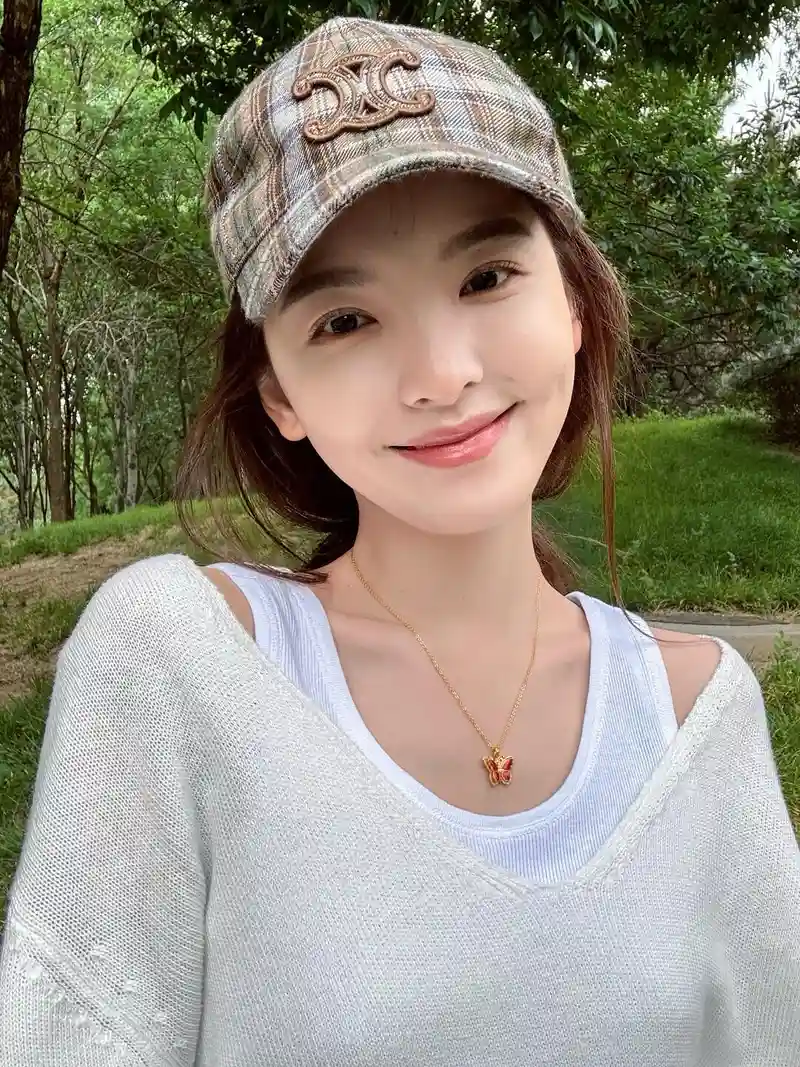 gái xinh mặc áo 2 dây đội mũ