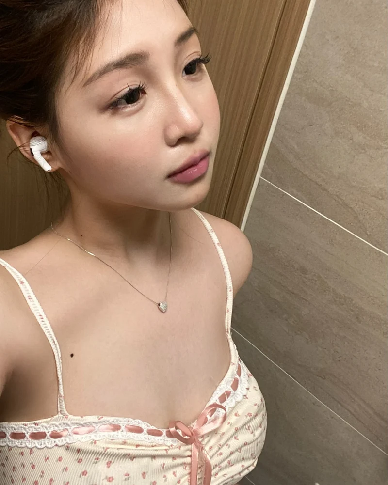 gái xinh mặc áo 2 dây hd