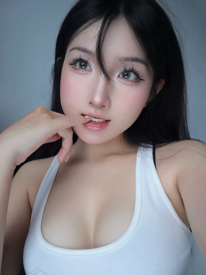 gái xinh mặc áo 2 dây khoe hàng