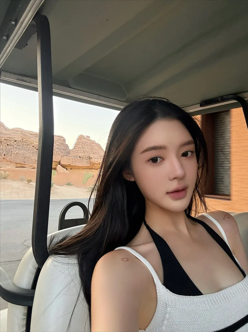 gái xinh mặc áo 2 dây màu trắng