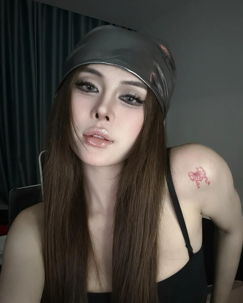 gái xinh mặc áo 2 dây ngầu