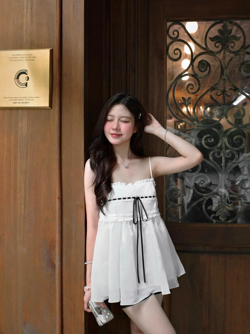 gái xinh mặc áo 2 dây phong cách
