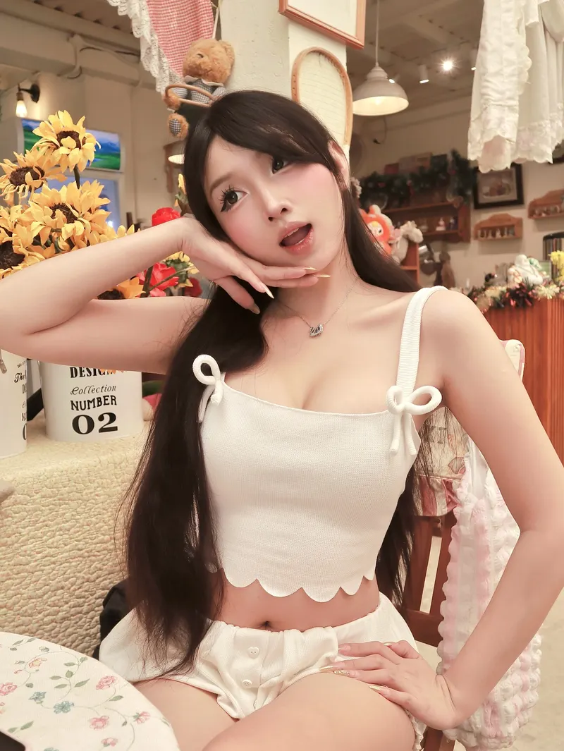 gái xinh mặc áo 2 dây siu đáng iu