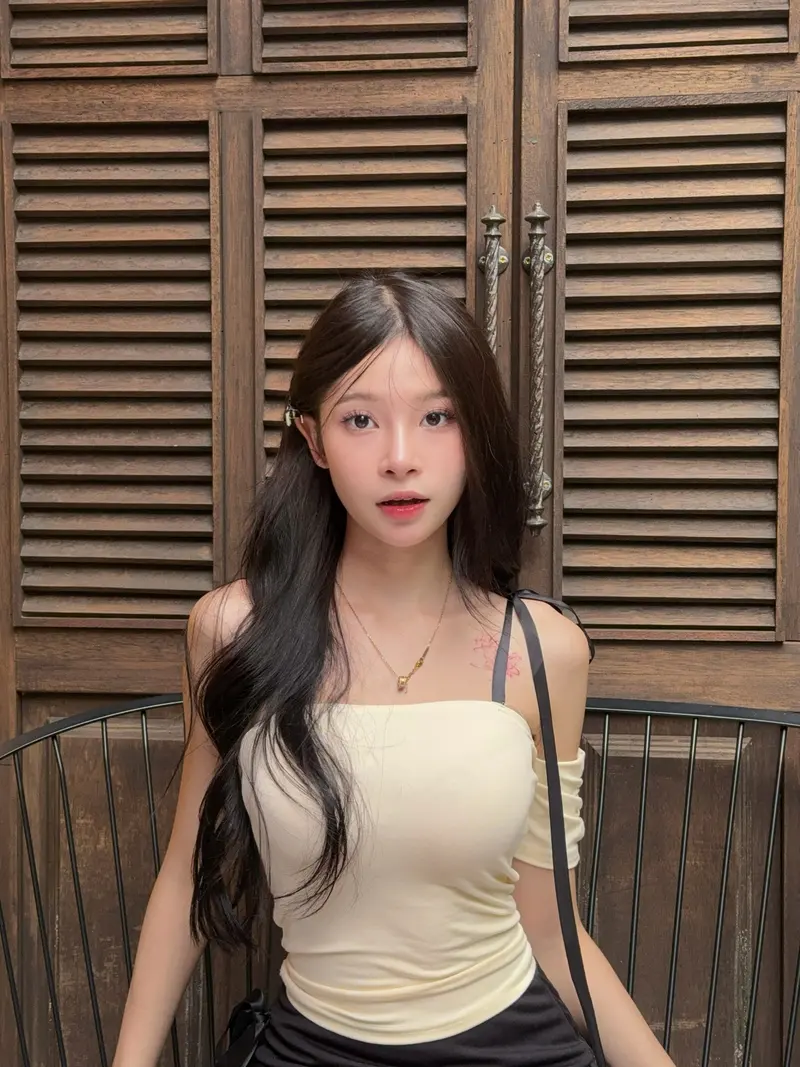 gái xinh mặc áo 2 dây trắng