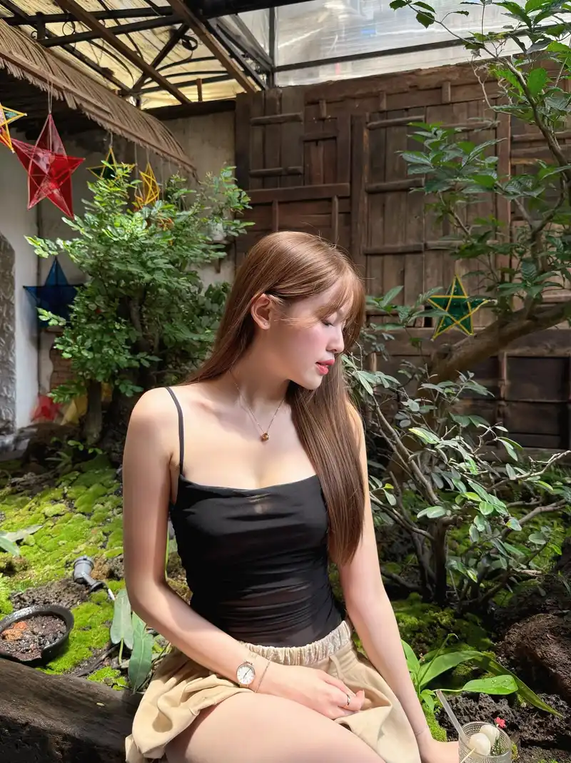 gái xinh mặc áo hai dây