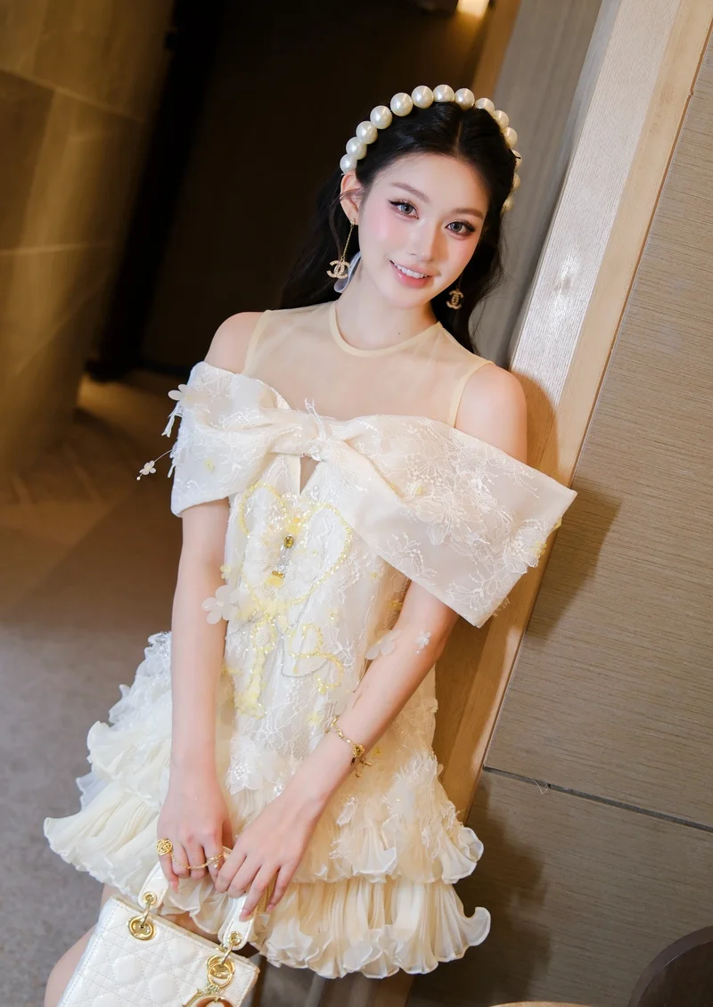 gái xinh mặc váy trắng sexy